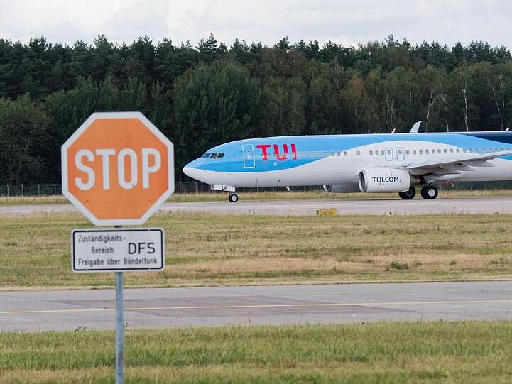 Eine Boeing 737-800 der Tuifly beim Start am Flughafen Hannover.