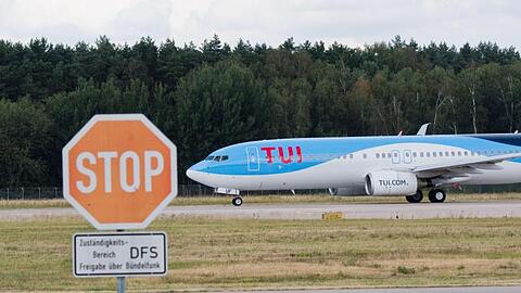 Eine Boeing 737-800 der Tuifly beim Start am Flughafen Hannover.
