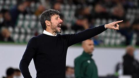 Wolfsburgs Trainer Mark van Bommel war nach dem Videobeweis bedient.