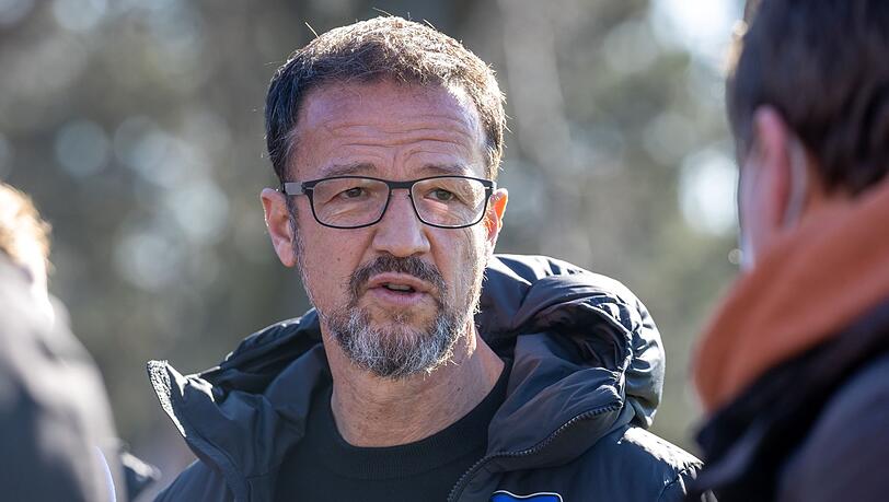 Herthas Sport-Geschäftsführer Fredi Bobic spricht bei einer Medienrunde zu den Journalisten. Herthas Sport-Geschäftsführer Fredi Bobic spricht bei einer Medienrunde zu den Journalisten.