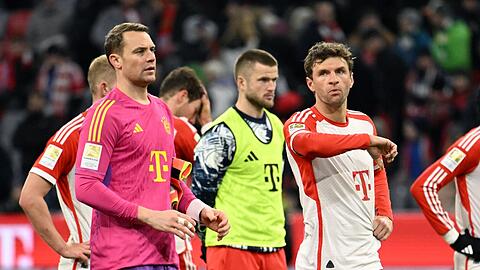 Bayerns Torhüter Manuel Neuer (l-r), Bayerns Eric Dier und Bayerns Thomas Müller stehen nach dem Spiel enttäuscht auf dem Platz.