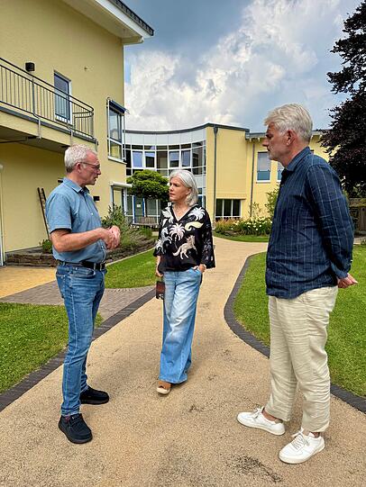 Birgit Schrowange im Austausch mit Hospizleiter Roland Penz (li.) und ihrem Ehemann Frank Spothelfer, der sie beim Besuch in Olpe begleitete. Birgit Schrowange im Austausch mit Hospizleiter Roland Penz (li.) und ihrem Ehemann Frank Spothelfer, der sie beim Besuch in Olpe begleitete.