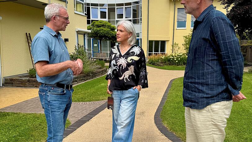 Birgit Schrowange im Austausch mit Hospizleiter Roland Penz (li.) und ihrem Ehemann Frank Spothelfer, der sie beim Besuch in Olpe begleitete. Birgit Schrowange im Austausch mit Hospizleiter Roland Penz (li.) und ihrem Ehemann Frank Spothelfer, der sie beim Besuch in Olpe begleitete.