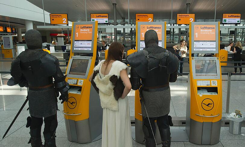 "Holde Maid, würdet Ihr bitte beiseite treten?": Männer in Kettenhemden haben den Airport unsicher gemacht.