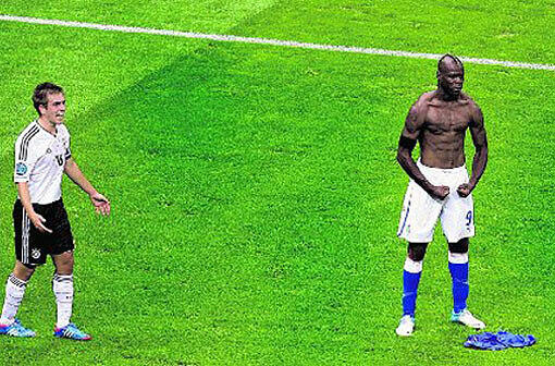 2012 im EM-Halbfinale trifft Mario Balotelli für Italien - Deutschland (im Bild Philipp Lahm) scheidet aus.