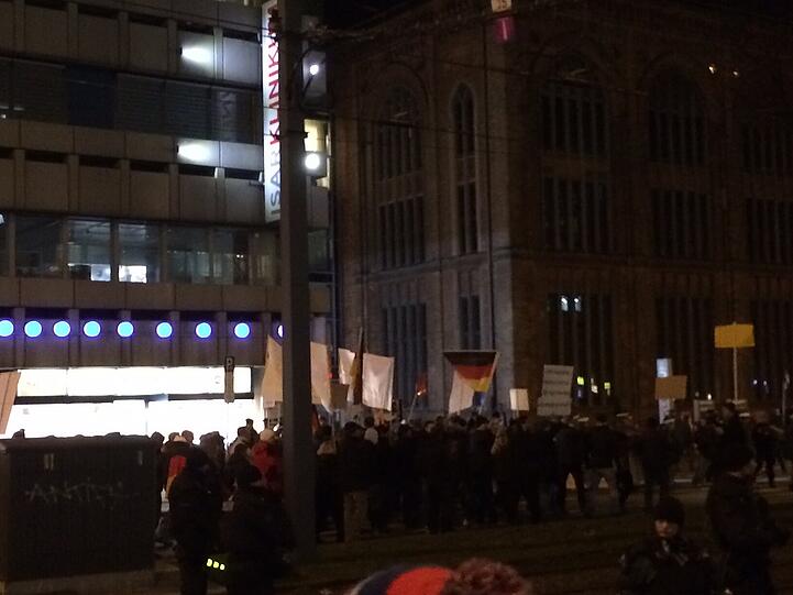 Die Bagida marschiert los. Begleitet von den üblichen Schmährufen!