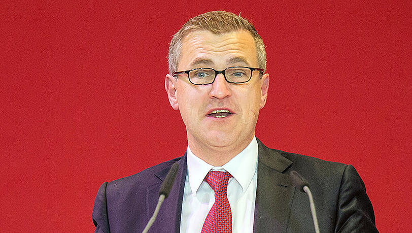 Weiß um die finanzielle Stärke des FC Bayern, beklagt sich aber über die Verteilung der TV-Gelder in Europa: Bayerns Finanzvorstand Jan-Christian Dreesen. Weiß um die finanzielle Stärke des FC Bayern, beklagt sich aber über die Verteilung der TV-Gelder in Europa: Bayerns Finanzvorstand Jan-Christian Dreesen.