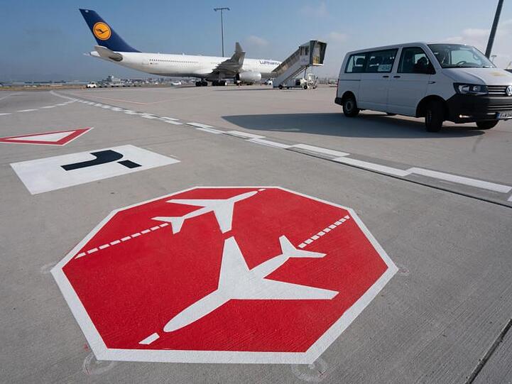 Beim Frankfurter Flughafenbetreiber Fraport stehen 4000 Stellen auf der Kippe.