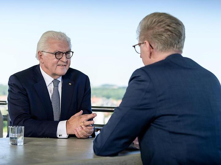 Bundespräsident Frank-Walter Steinmeier (l) im ZDF-Sommerinterview.