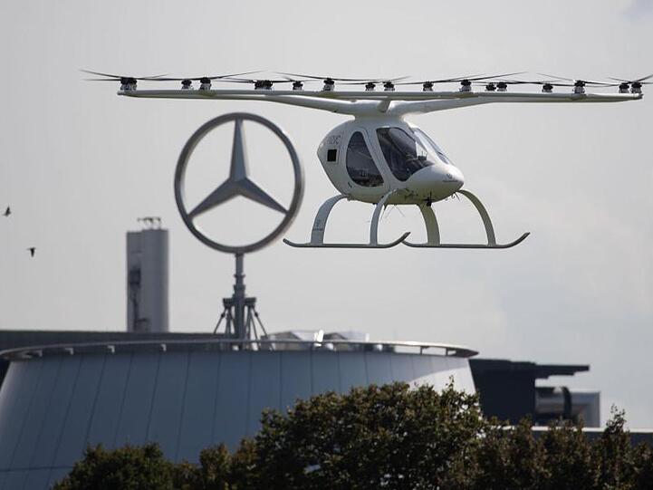 Ein sogenannter Volocopter bei einem Testflug in Stuttgart.