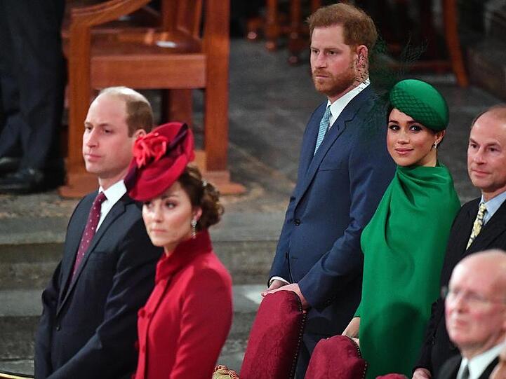 Prinz William (l), Herzog von Cambridge und seine Frau Catherine (2.v.l), vor Prinz Harry (3.v.l) und seiner Frau Herzogin Meghan beim Gottesdienst.