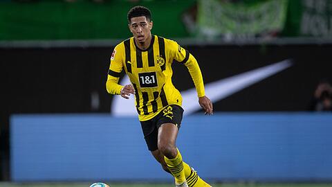 Dortmunds Jude Bellingham spielt den Ball.