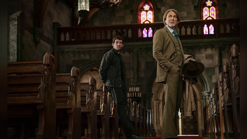 Daniel Craig (r.) als Meisterdetektiv Benoit Blanc und Josh O'Connor als Reverend Jud Duplenticy.