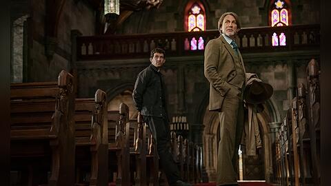 Daniel Craig (r.) als Meisterdetektiv Benoit Blanc und Josh O'Connor als Reverend Jud Duplenticy.