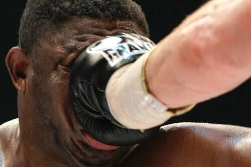 Das ganze Gesicht als Trefferfläche: Vitali Klitschkos Faust landet in Samuel Peter. Am Samstag boxt Klitschko gegen Gomez.