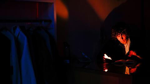 Ein Mann liest w&auml;hrend des Stromausfalls in San Francisco bei Kerzenlicht.