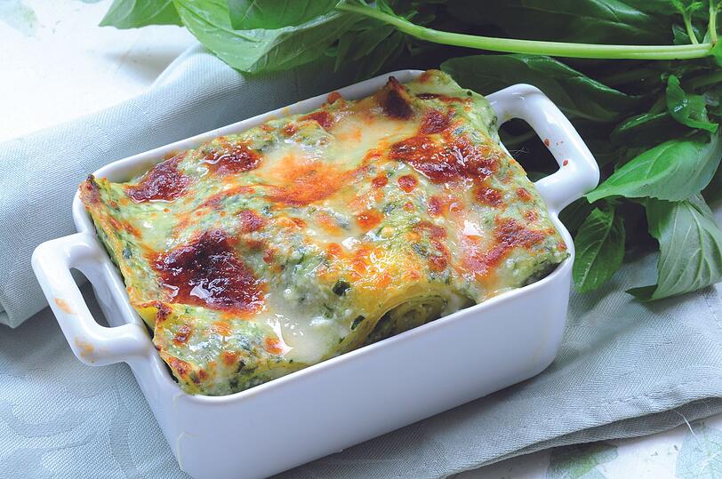 Eine weitere tolle Zutat für Lasagnen: Pesto. Ein klassisches Basilikum-Pesto, aber auch frisches Zitronen-Pesto schmecken wunderbar im Nudelgericht. Dafür geriebene Zitronenschale sowie Zitronensaft gemeinsam mit Petersilien- und Basilikumblättern, Parmesan sowie Pinienkernen, Salz und Pfeffer zu einem Pesto pürieren. Nun Lasagneblätter mit Mozzarella, Tomatensauce sowie dem Pesto und wahlweise einer Scheibe Serranoschinken belegen. Eine weitere tolle Zutat für Lasagnen: Pesto. Ein klassisches Basilikum-Pesto, aber auch frisches Zitronen-Pesto schmecken wunderbar im Nudelgericht. Dafür geriebene Zitronenschale sowie Zitronensaft gemeinsam mit Petersilien- und Basilikumblättern, Parmesan sowie Pinienkernen, Salz und Pfeffer zu einem Pesto pürieren. Nun Lasagneblätter mit Mozzarella, Tomatensauce sowie dem Pesto und wahlweise einer Scheibe Serranoschinken belegen.