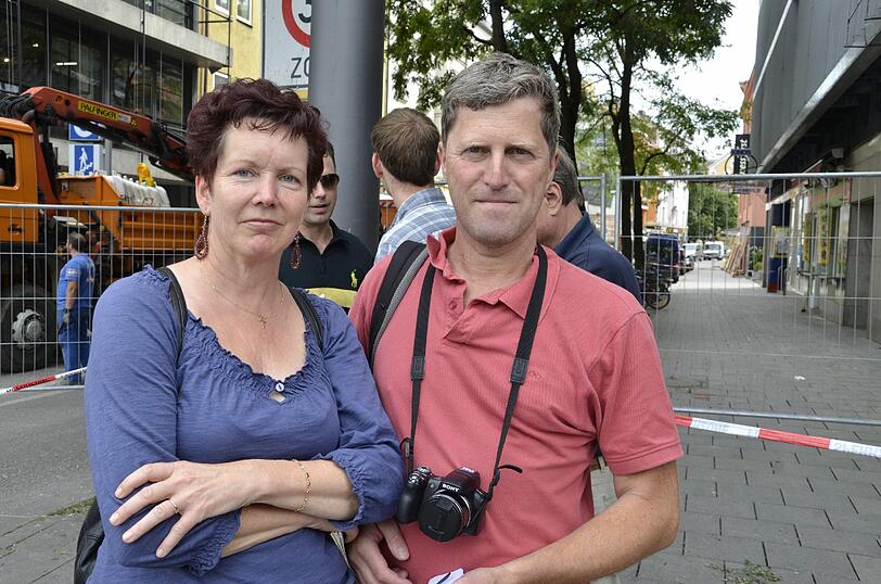 Bernd Fischer und Romina Vogel sind aus Dresden. Sie verbringen vier Tage in München und lassen sich auch den Bombenkrater nicht entgehen. &bdquo;Wir dachten erst, dass die Warnungen vor der Explosion übertrieben wären. Aber hier sehen wir, dass die Sicherheitsmaßnahmen absolut gerechtfertigt waren