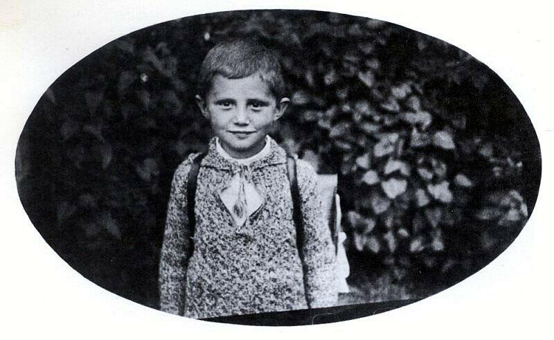 Der Schüler Joseph Ratzinger Ende 1932 mit seinem Schulranzen in Aschau am Inn.