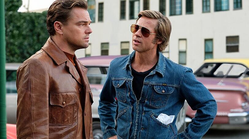 "Once Upon a Time... in Hollywood": Leonardo DiCaprio (li.) und Brad Pitt in ihren Filmrollen Rick Dalton und Cliff Booth