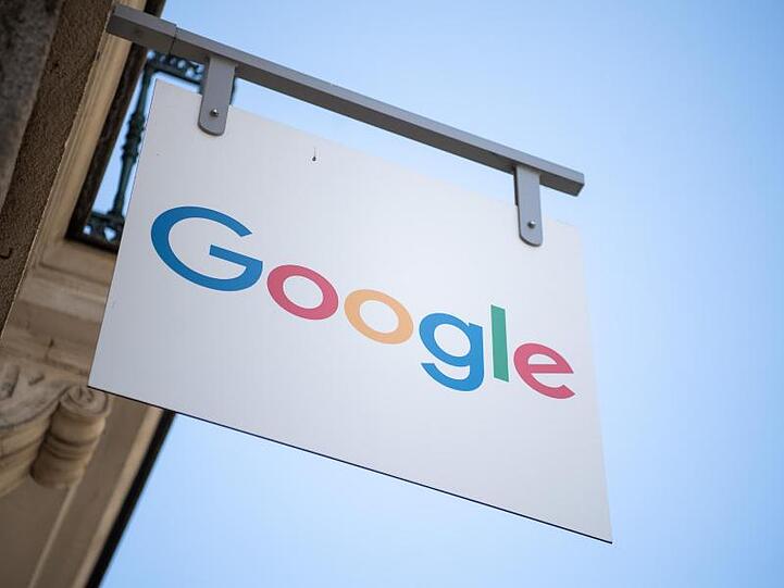 Youtube brachte der Google-Mutter Alphabet im vergangenen Jahr bereits Werbeerlöse von gut 15 Milliarden Dollar, umgerechnet 13,5 Milliarden Euro, ein.