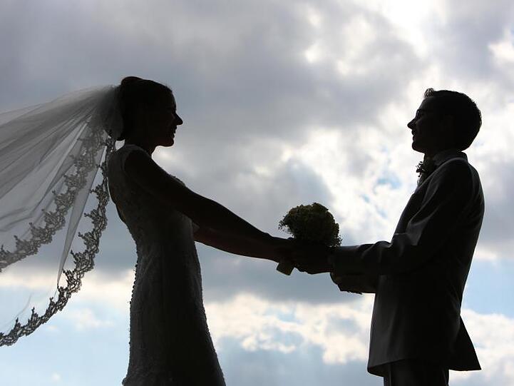 Seit 1976 müssen sich Paare bei der Hochzeit nicht mehr zwangsläufig auf den Familiennamen des Mannes festlegen, seit knapp 25 Jahren ist nicht einmal mehr ein gemeinsamer Familienname Pflicht.
