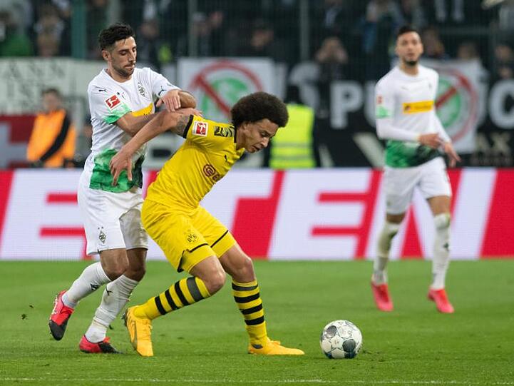 Gladbachs Lars Stindl (l) hatte im Topspiel gegen Axel Witsel und Borussia Dortmund das Nachsehen.