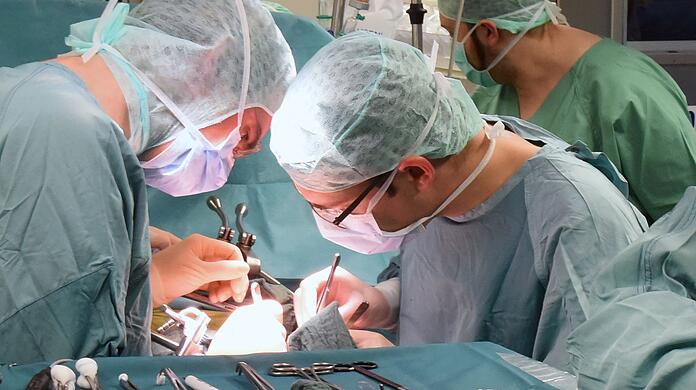 Dank einer Spende wird hier eine Niere transplantiert.