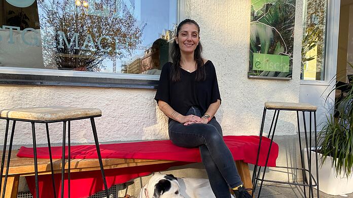 Aylin Kunt mit ihrem Hund Yogi vor ihrem Restaurant Etisch: "Da draußen ist so ein Druck, die Leute sind gestresst. Ich wollte einen Raum schaffen, wo sie den Stress ablassen können." Bei Sonnenschein mit einer Tasse Kaffee im Freien, wenn’s grau und kalt ist, drinnen.