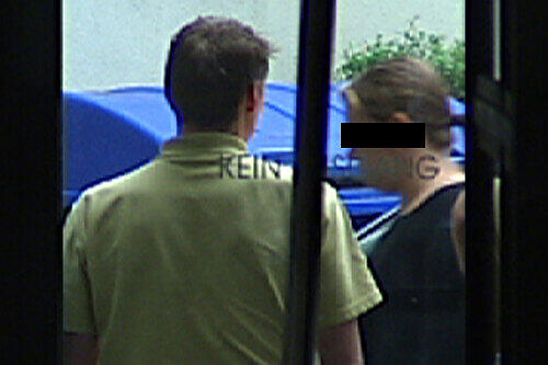 Horror-Mutter Sandra R. auf dem Weg zum Ermittlungsrichter: Die 29-jährige Fürtherin hatte ihren behinderten Sohn Sven (5) einfach sich selbst überlassen.