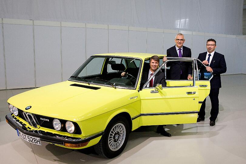 Produktionsvorstand der BMW AG Harald Krüger, Werkleiter Xaver Franz und Betriebsratsvorsitzender Werk Dingolfing Stefan Schmid mit einem BMW 528i Baujahr 1973.