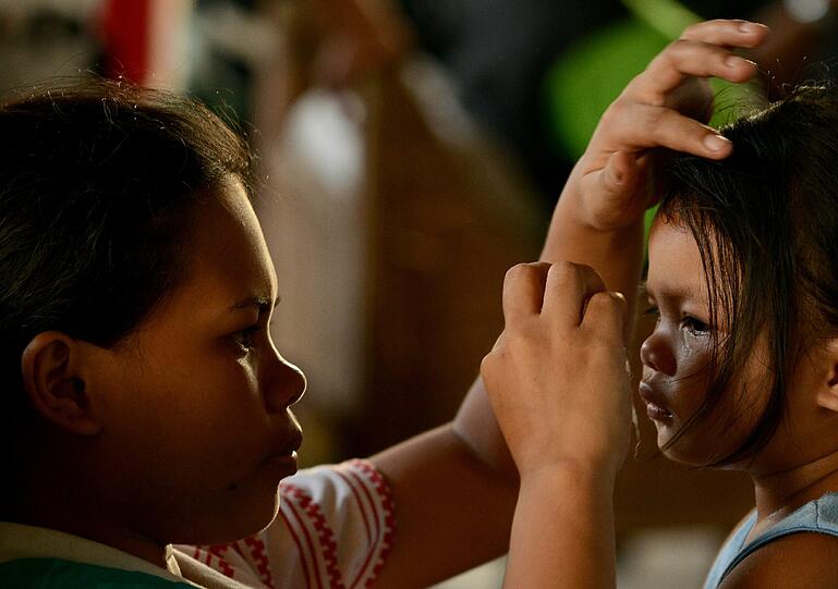 Die Menschen auf den Philippinen stehen vor dem Nichts. Und die Schreckensnachrichten von neuen Stürmen hören nicht auf. Plünderungen sind an der Tagesordnung. Die Menschen kämpfen ums pure Überleben - und gegen Plünderungen.