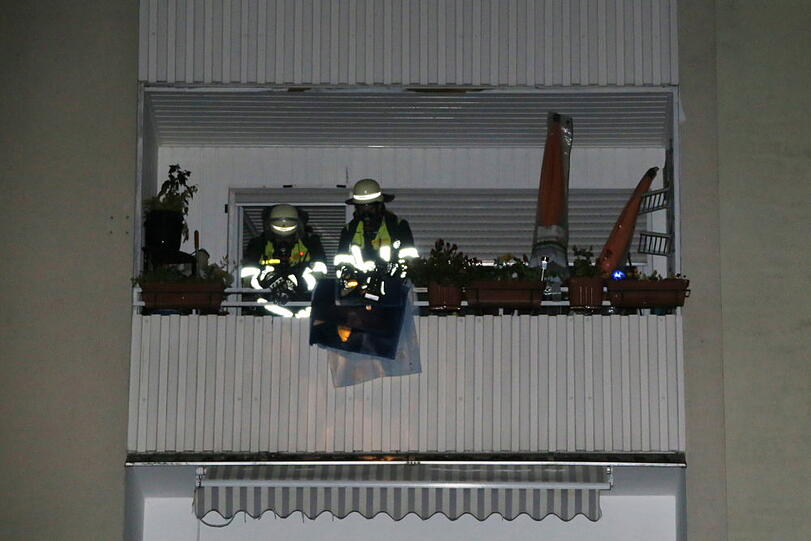 Die Küche verkohlte landete im Vorgarten. Die Bilder vom Feuerwehreinsatz in Waldkraiburg.
