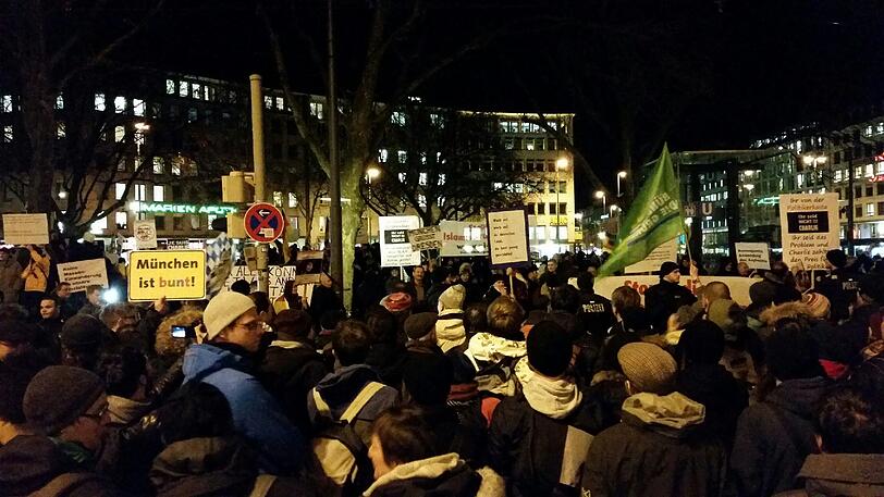 So war's zuletzt an den Montagen: Bunter Protest gegen Bagida - und eine laute Party.