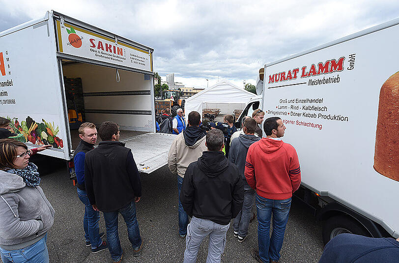 Französische Bauern blockieren die Rheinbrücke zwischen Kehl und Straßburg mit Traktoren. Sie kontrollieren dabei die Ladung von Lastwagen die nach Frankreich fahren wollen nach Agrarprodukten.