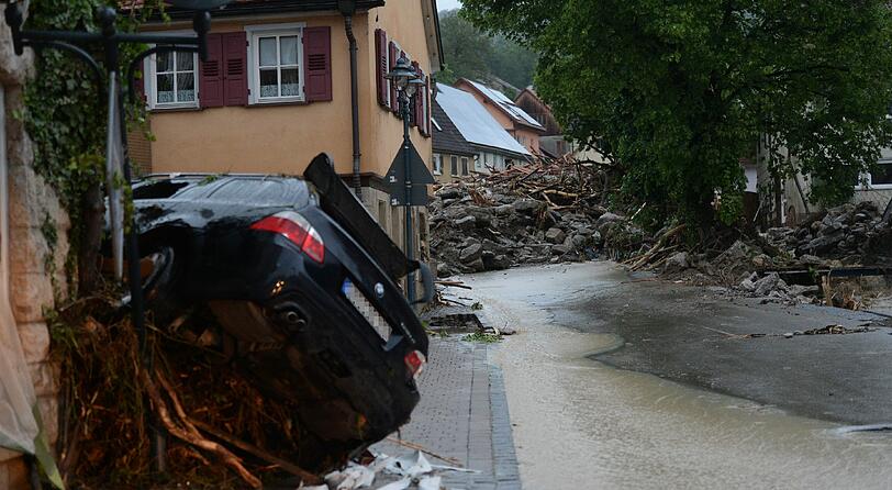 In der Nacht zum Montag hat es in Bayern und Baden-Württemberg schwerste Unwetter mit Überschwemmungen, Erdrutschen, Hagel und Sturm gegeben - die Bilder machen betroffen.