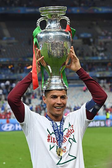 Das Ronaldo-Drama: Auf und Ab des portugiesischen Superstars im EM-Finale gegen Gastgeber Frankreich. Die einmaligen Bilder von Ronaldo, der von der tragischen Figur zum weltbesten Co-Trainer mutierte und dann zum großen Triumphator wurde.