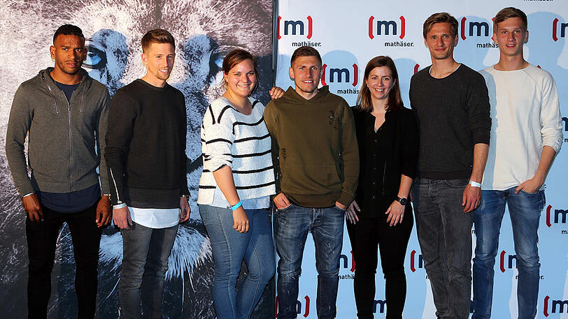 Die Löwen im Kino - beim "High Speed meet and greet" im Mathäser Kino. Bei "Fast + Furious 8"! Die Fans hatten so die Gelegenheit, die 1860-Profis mal in einer ganz anderen Umgebung zu erleben. Es gab Selfies ohne Ende, Autogramme bis zum Abwinken, Popcorn in rauen Mengen, spannende Duelle am Kicker. Die Bilder.