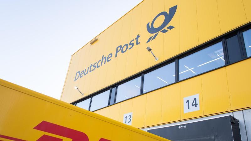 Logos der Deutschen Post und des Paketdienstes DHL. Foto: Tom Weller/dpa/Archivbild Logos der Deutschen Post und des Paketdienstes DHL. Foto: Tom Weller/dpa/Archivbild