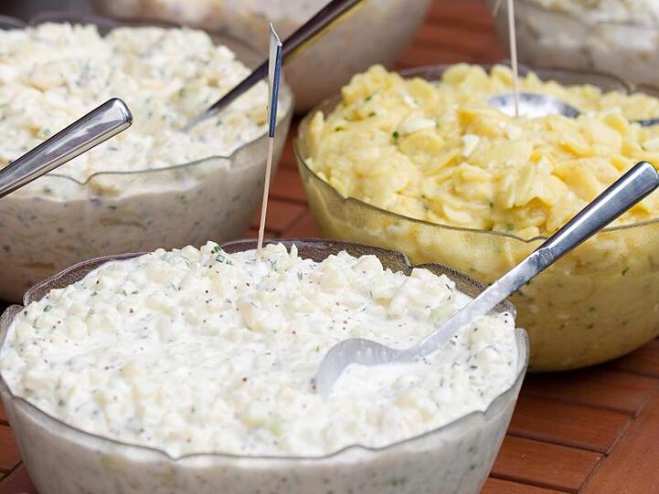 Kartoffelsalate auf einem Tisch. Eine 74-Jährige soll ihrem Ehemann vergifteten Kartoffelsalat serviert haben, um ihn zu töten.