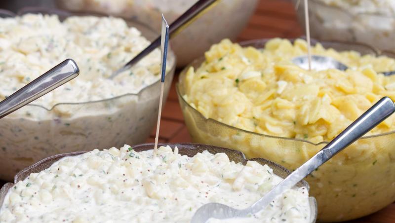 Kartoffelsalate auf einem Tisch. Eine 74-Jährige soll ihrem Ehemann vergifteten Kartoffelsalat serviert haben, um ihn zu töten. Kartoffelsalate auf einem Tisch. Eine 74-Jährige soll ihrem Ehemann vergifteten Kartoffelsalat serviert haben, um ihn zu töten.
