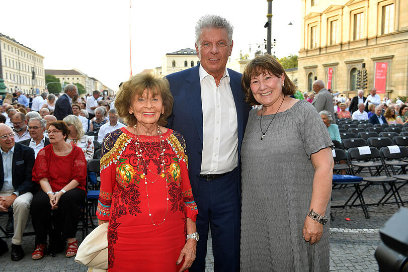 Dieter Reiter mit seiner Frau Petra und der Ehrenbürgerin Charlotte Knobloch.