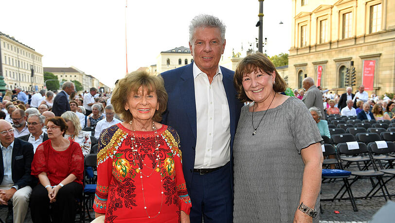 Dieter Reiter mit seiner Frau Petra und der Ehrenbürgerin Charlotte Knobloch.