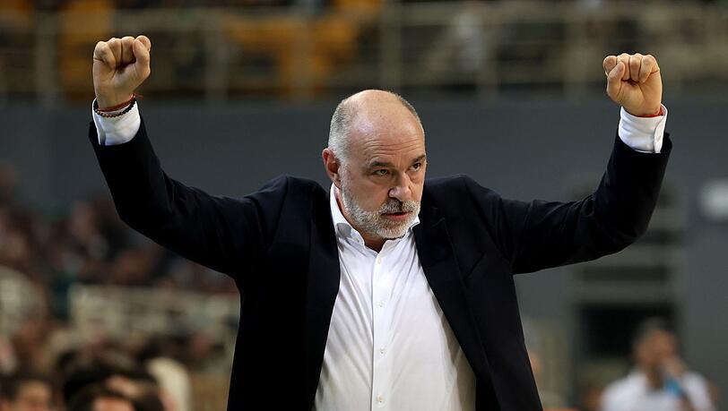 Bayerns Cheftrainer Pablo Laso jubelt.