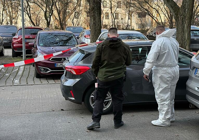 Nach einer Gewalttat in Berlin-Marzahn untersuchen Beamte der Spurensicherung ein Auto.