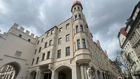 Muschelkalk, frischer Putz und oben Kupfer: das generalüberholte Traditionshaus am Karlstor von außen.