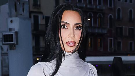 Kim Kardashian schenkte ihren vier Kindern vier Welpen.