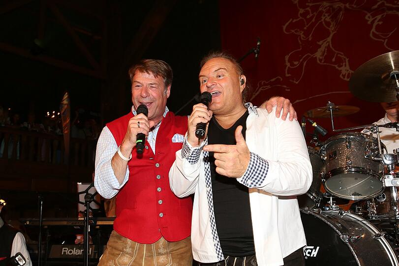 ... und singt mit Michael Högl zusammen.