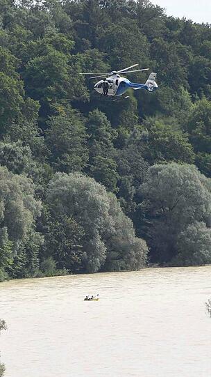 Polizei, Feuerwehr und Rettungsdienst an der Isar auf Höhe der Großhesseloher Brücke. Hier kenterte am Samstagabend ein Schlauchboot mit vier Männern.