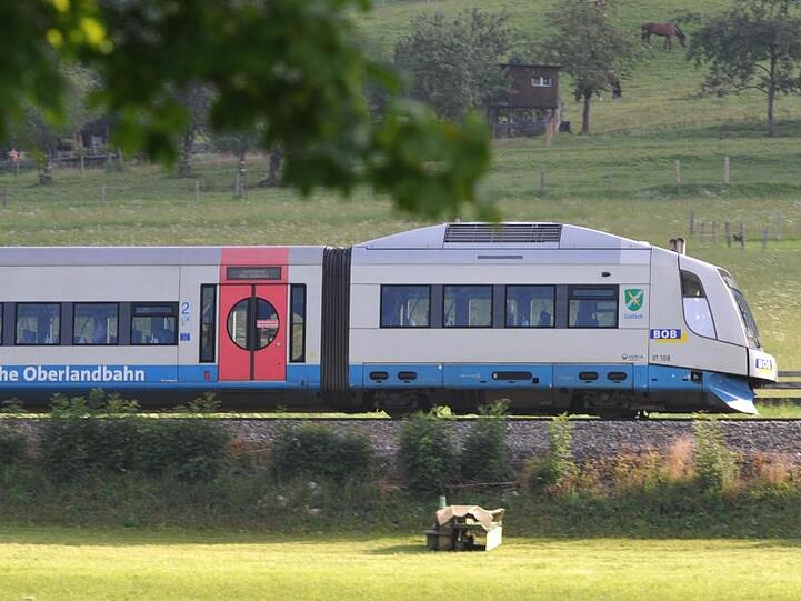 Ein Zug der Bayerischen Oberlandbahn. Foto: Peter Kneffel/Archivbild